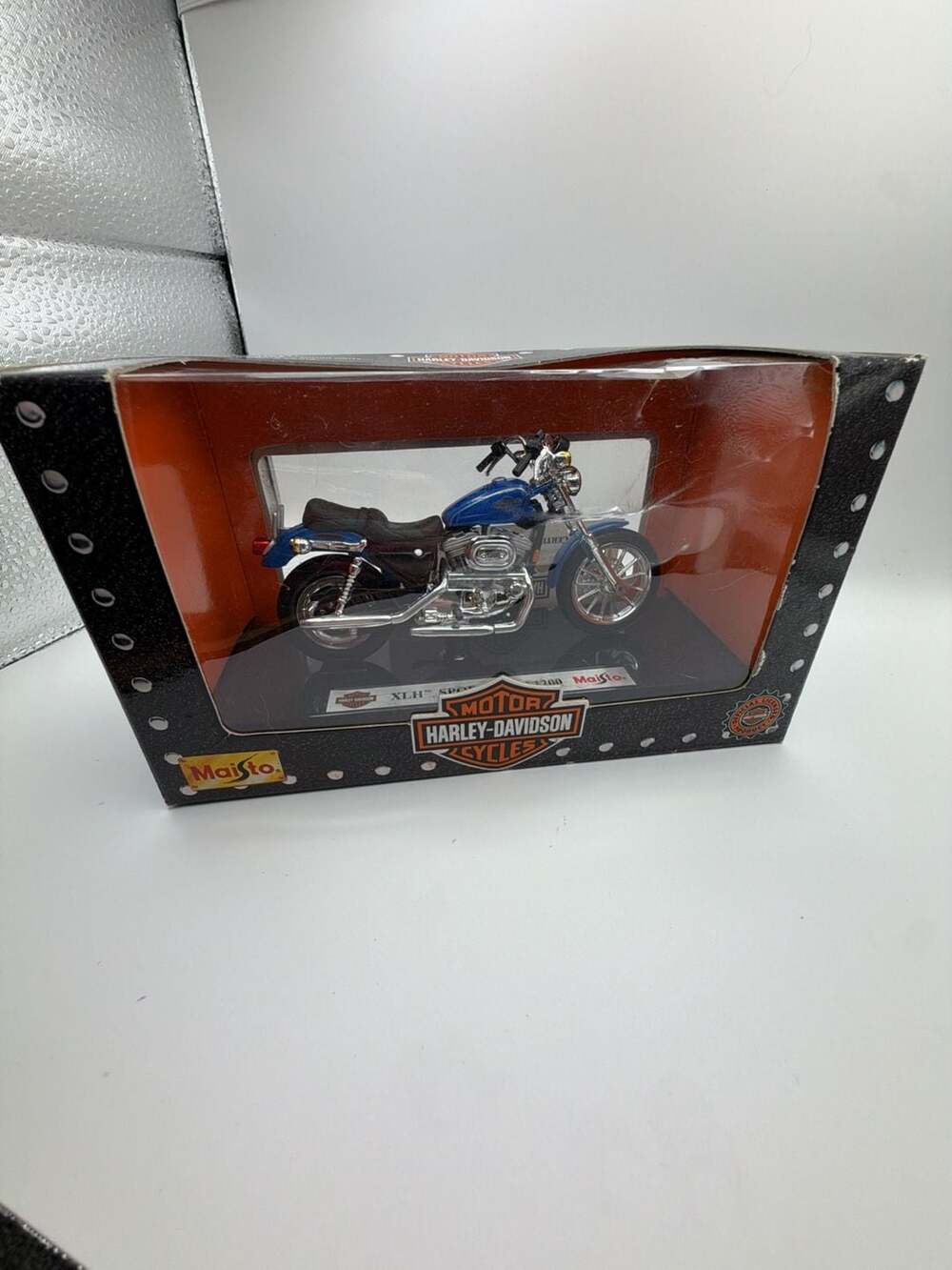Maisto 1:18 Scale Harley-Davidson XLH Sportster 1200 Blue Die-Cast Motorcycle Mo